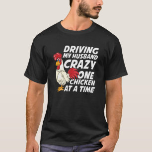 Camiseta Dirigindo Meu Marido Uma Galinha Louca De Cada Vez