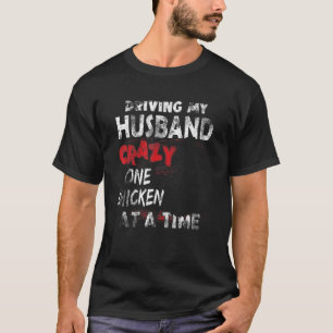 Camiseta Dirigindo Meu Marido Uma Galinha Louca Por Vez