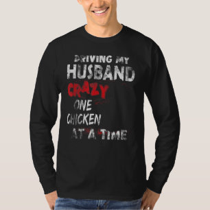Camiseta Dirigindo Meu Marido Uma Galinha Louca Por Vez