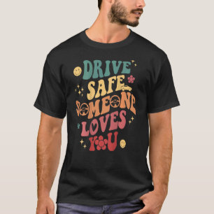 Camiseta Dirija Com Segurança Alguém Te Ama Sorria Flor Tre