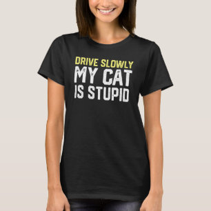 Camiseta Dirija lentamente meu gato é estúpido Gato Piada