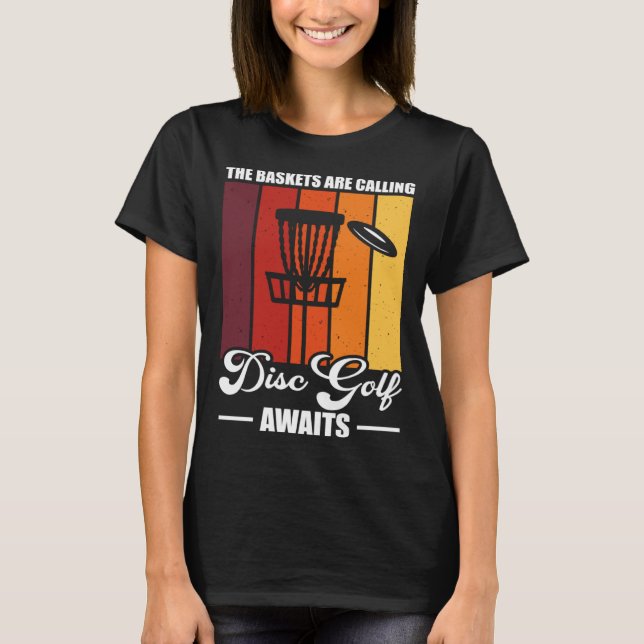 Camiseta Disc Golf Awaits Golfing Player Lover Golfer Sport (Frente)