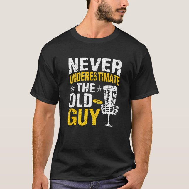 Camiseta Disc Golf  Never Underestimate The Old Guy  4 (Frente)