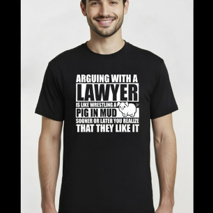 Camiseta Discutindo com um Advogado como Lutar com um Porco