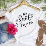 Camiseta Dissemos À Las Vegas Uma Bachelorette Branca Engra<br><div class="desc">Um design moderno bonito para a festa de casamento ou para uma solteira se livrar. As palavras irrisórias" Dissemos Las Vegas" em uma lágrima branca, tem coração e certamente será notado. Destino da festa de solteira... Las Vegas. Podem ser vestidos para janto de ensaio, e juntamente com a sua festa...</div>