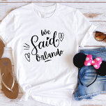 Camiseta Dissemos Orlando White Funny Bachelorette<br><div class="desc">Um design moderno bonito para a festa de casamento ou para uma solteira se livrar. As palavras irrisórias" Dissemos Orlanda " em uma lágrima branca, tem coração e certamente será notado. Destino da festa de solteira... Orlando. Podem ser vestidos para janto de ensaio, e juntamente com a sua festa de...</div>