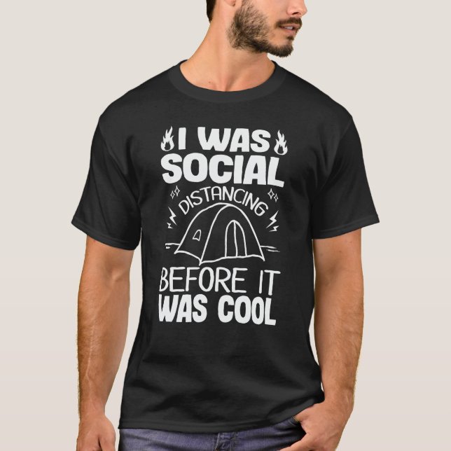 Camiseta Distância Social Antes Que Era Legal acampamento (Frente)