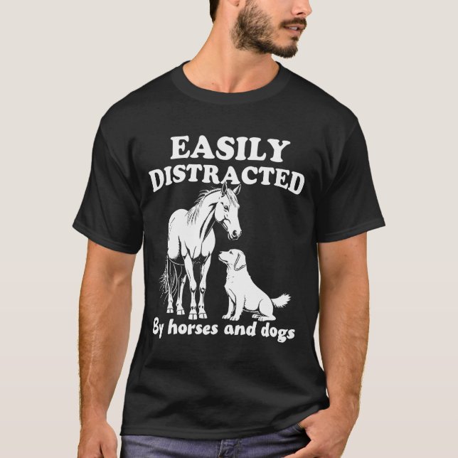 Camiseta Distração fácil por cães e cavalos (Frente)