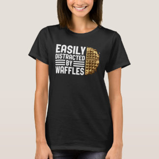 Camiseta Distracted by Waffles Ironic Saying Waffle Fan