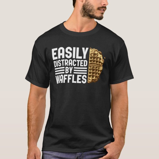 Camiseta Distracted by Waffles Ironic Saying Waffle Fan (Frente)