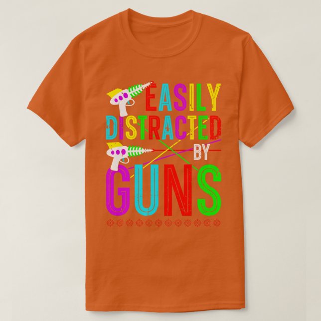 Camiseta Distraído Facilmente Pela Etiqueta A Laser Guns (Frente do Design)