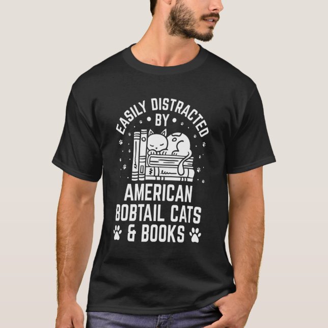 Camiseta Distraído facilmente por Bobtail Cat e Book americ (Frente)