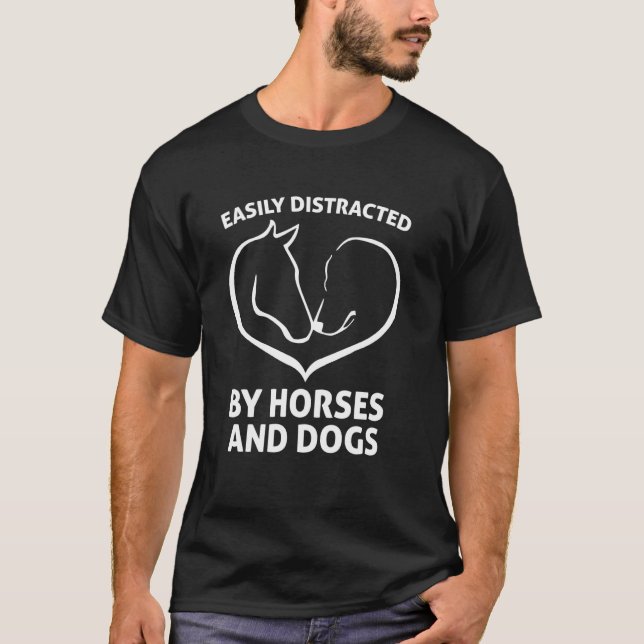 Camiseta Distraído facilmente por Cavalos e Cães - Coração  (Frente)
