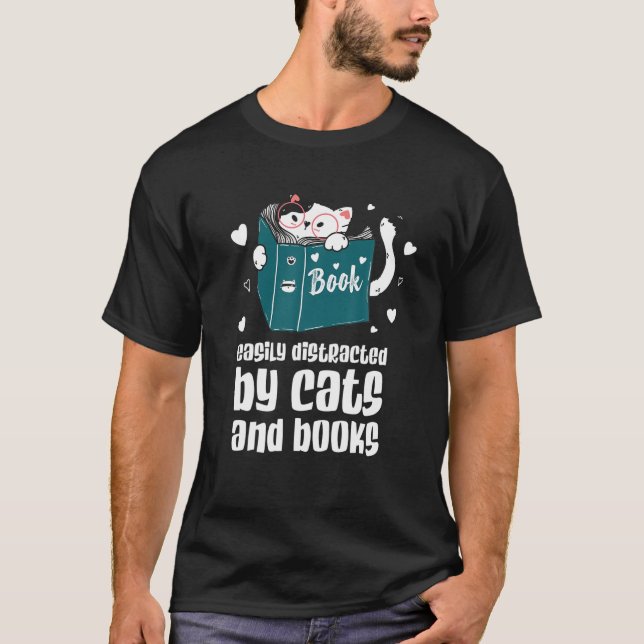 Camiseta Distraído Facilmente Por Gatos E Livros Gato E Liv (Frente)