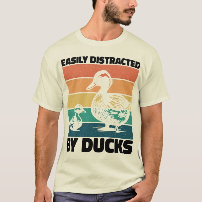 Camiseta Distraído Facilmente Por Patos Sobre O Amor Legal  (Frente)