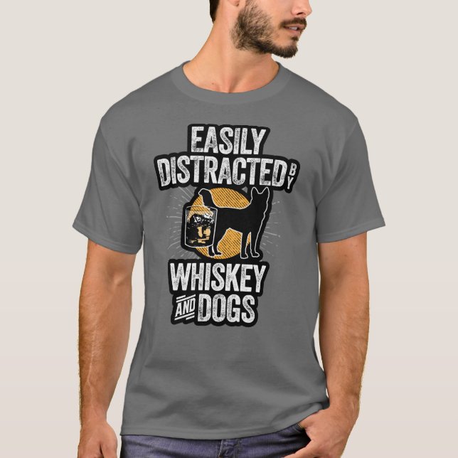 Camiseta Distraído facilmente por Whiskey e Cães T-Shirt (Frente)