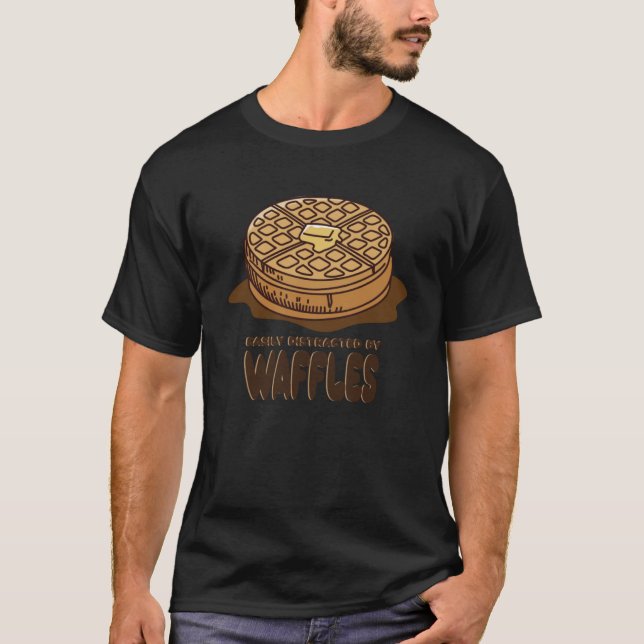 Camiseta Distraído pela Comida de Pancake Comendo Waffles (Frente)