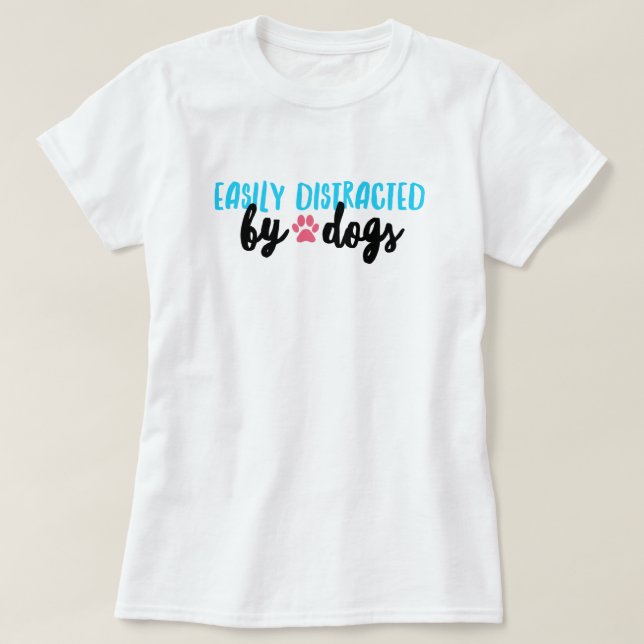 Camiseta Distraído por Dogs T-Shirt (Frente do Design)