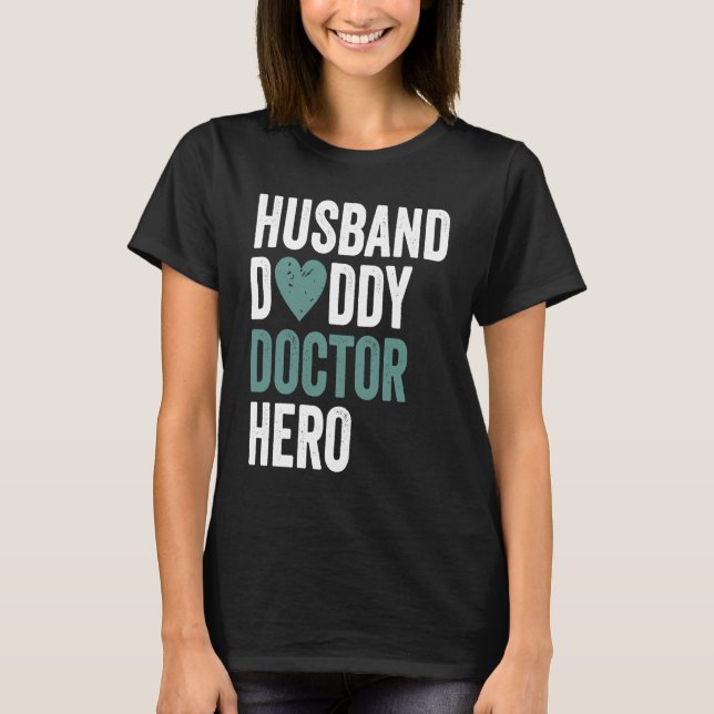 Camiseta Distressed Doctor  Husband Daddy Doctor Hero (Frente)