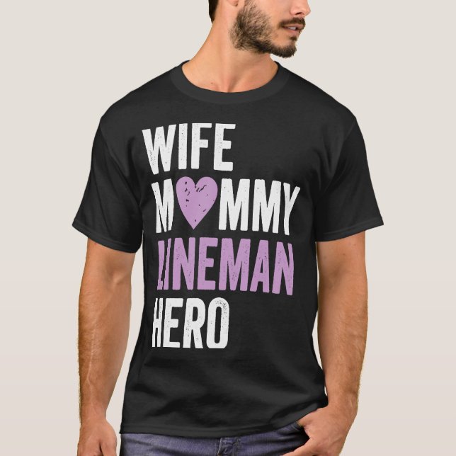 Camiseta Distressed Lineman  Wife Mommy Lineman Hero (Frente)