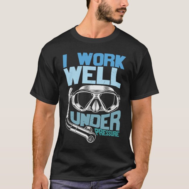 Camiseta Distressed Scuba Diving  I Work Well Under a Press (Frente)