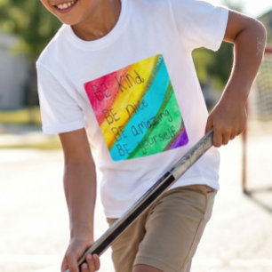 Camiseta Dito Inspirador Arco-íris SEJA Amável SEJA Você Me