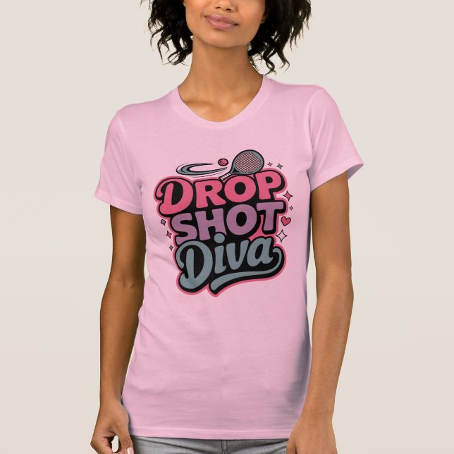 Camiseta Diva do Drop Shot – Jogadora Feroz de Pickleball (Frente)