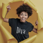 Camiseta Diva Funny Whimsics Tipografia<br><div class="desc">Mostre seu Diva interior com esta design de camiseta divertida que tem uma simples tipografia caprichosa que soletra a palavra "Diva". Esta camisa faz uma escolha divertida de presente para aniversários,  promoções,  graduações,  celebrações,  apresentações especiais ou qualquer dia para mostrar seu fabuloso lado diva feminino incrível.</div>