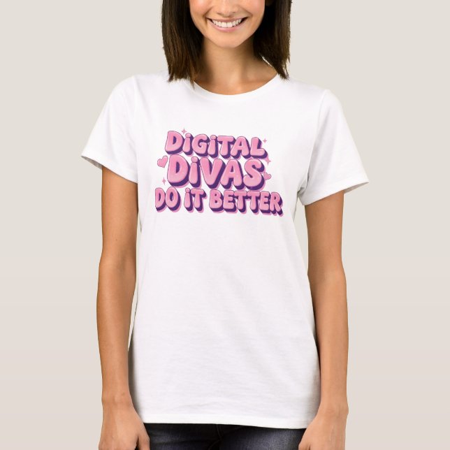 Camiseta Divas Digitais Fazem Melhor Mug - Engraçada Garota (Frente)