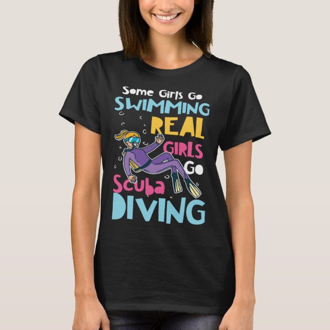 Camiseta Diver Girls Some Go Swimming Real Girls Go Scuba D (Frente)