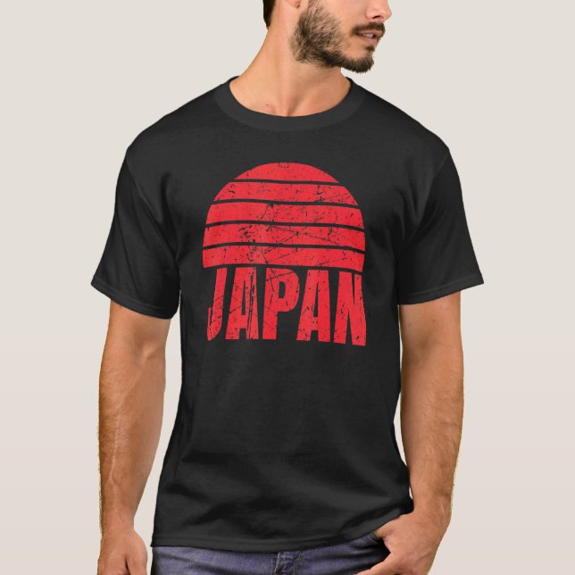 Camiseta Diversão Do Japão Abaixo De Um Fundo De Sol Vermel (Frente)