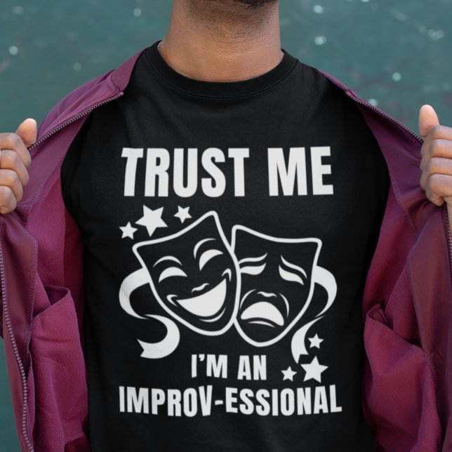 Camiseta Diversão IMPROV Confie em mim Sou um Improv-ession (Fun IMPROV shirt. Text reads TRUST ME, I'M AN IMPROV-ESSIONAL with a pair of theatre masks.)