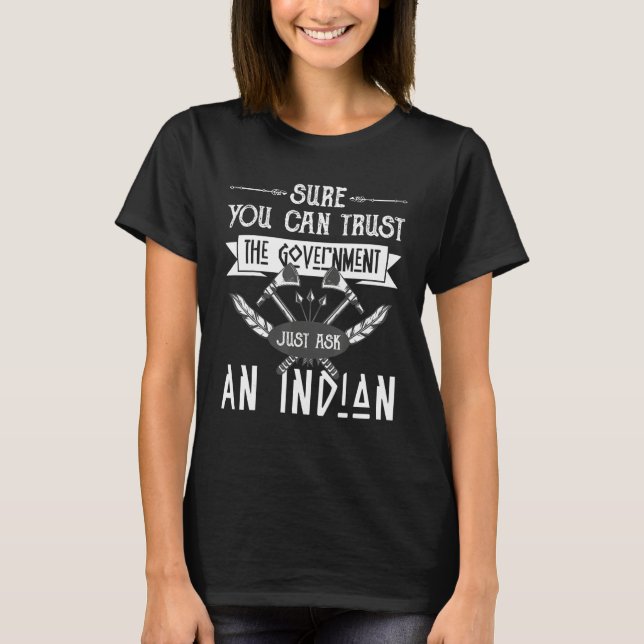 Camiseta Diversão Native American Trust Governo (Frente)