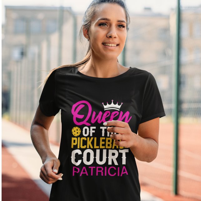 Camiseta Diversão Personalizada Rainha do Tribunal de Pickl (Customize by adding the name of the 'Queen of the Pickleball Court')