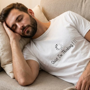 Camiseta Diversão Silêncio Estou Pensando Tipografia Preta