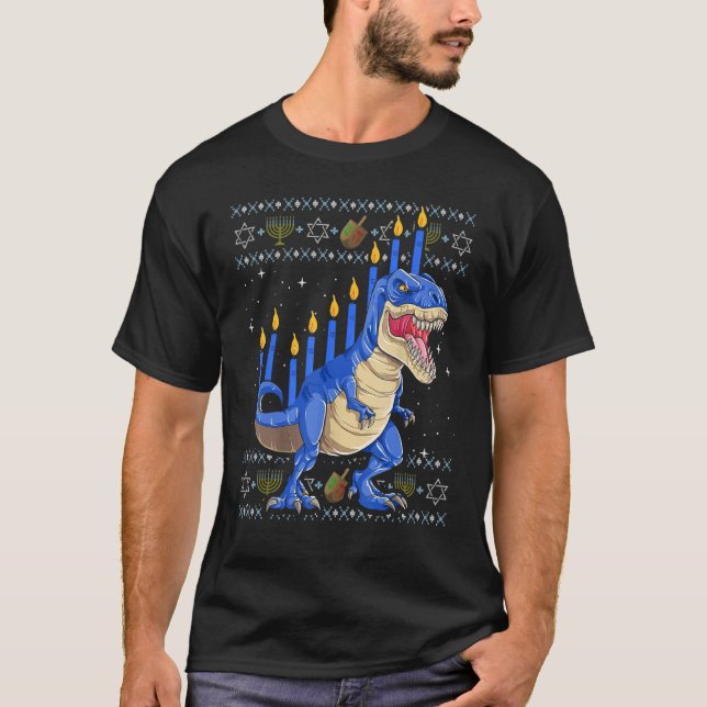 Camiseta Diversão Ugly Hanukkah Sweater Menorasaurus Rex Di (Frente)