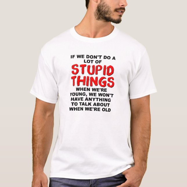 Camiseta Divertida Coisas Estúpidas Jovens (Frente)