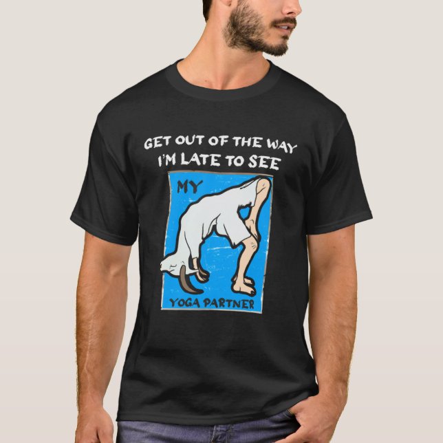 Camiseta Divertida de Cabra Parceira de Yoga Tardi (Frente)