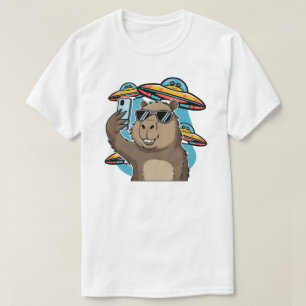 Camiseta Divertida de Capivara com Nave Espacial d