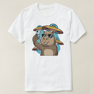 Camiseta Divertida de Capivara com Nave Espacial d