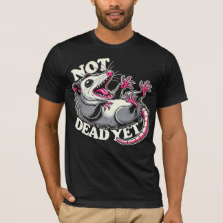 Camiseta Divertida de Gambá 'Ainda Não Morri' – An