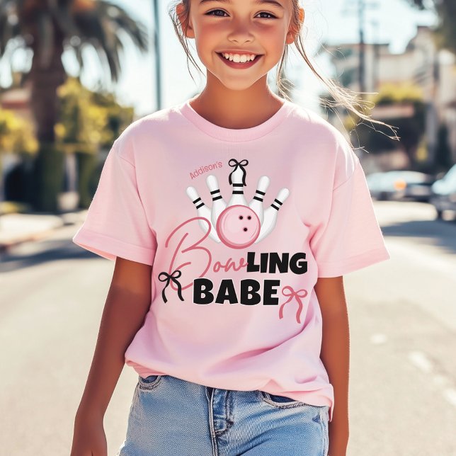 Camiseta Divertida MOÇA de BOLiche Laços Rosa de Aniversári (Funny BOWling BABE theme birthday guest pink black white bows matching girl birthday guest t-shirt)