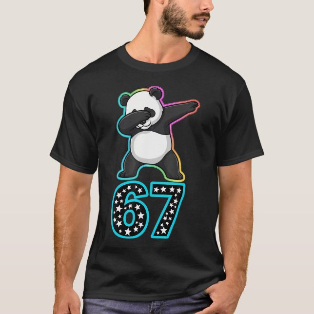 Camiseta Divertido 67 Meme Panda Dabbing Arco-íris Geração  (Frente)