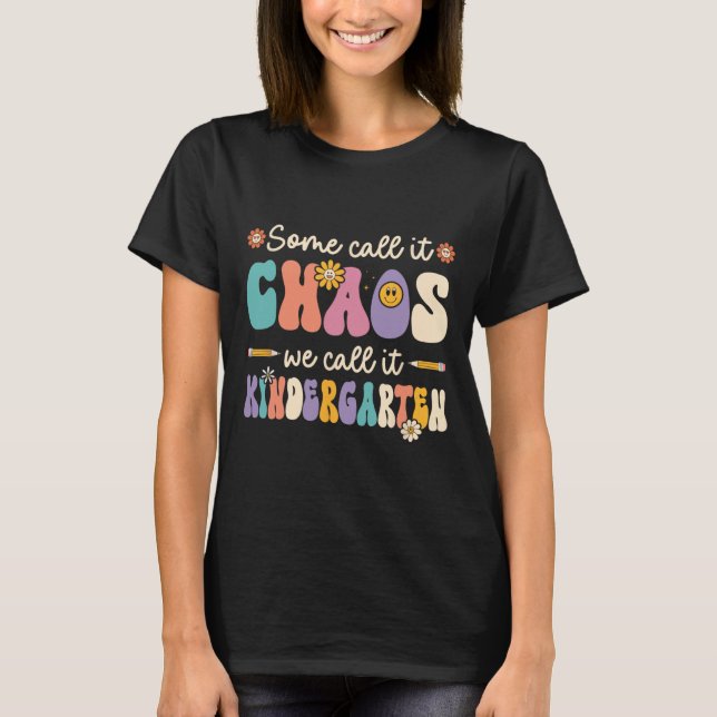 Camiseta Divertido Alguns Chamam de Caos Nós Chamamos de Ja (Frente)