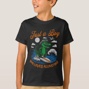Camiseta Divertido Apenas Um Menino Que Ama Jacarés Surfar
