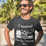 Camiseta Divertido sobrevivi ao acampamento da família<br><div class="desc">Crie uma camiseta personalizada única para a próxima reunião familiar. Esta camiseta divertida da família acampando apresenta a expressão "sobrevivi ao acampamento da família" em letras brancas com uma ilustração de montanhas e pinhões com lua e estrelas; facilmente personalizável adicionando seu nome de família e texto de sua escolha logo...</div>