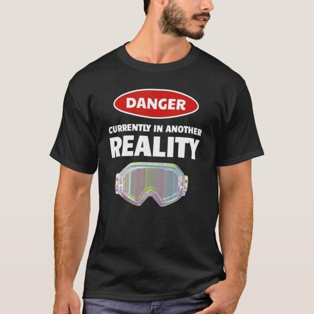 Camiseta Divertido VR Gamer Realidade Virtual Perigo Em Out (Frente)