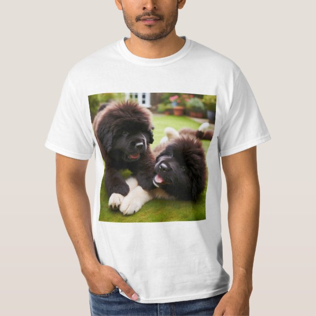 Camiseta Divertidos Cachorros de Terranova en Acción (Frente)