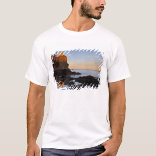 Camiseta Dividir o farol de Rock no pôr do sol perto de Doi