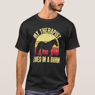 Camiseta Dizendo a Cavalo Meu Terapeuta Mora em um Celeiro